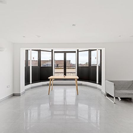 Long Letting - Luxurious 3 Bedroom Penthouse In City Centre - Parking Included! เชมส์ฟอร์ด ภายนอก รูปภาพ