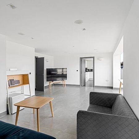 Long Letting - Luxurious 3 Bedroom Penthouse In City Centre - Parking Included! เชมส์ฟอร์ด ภายนอก รูปภาพ