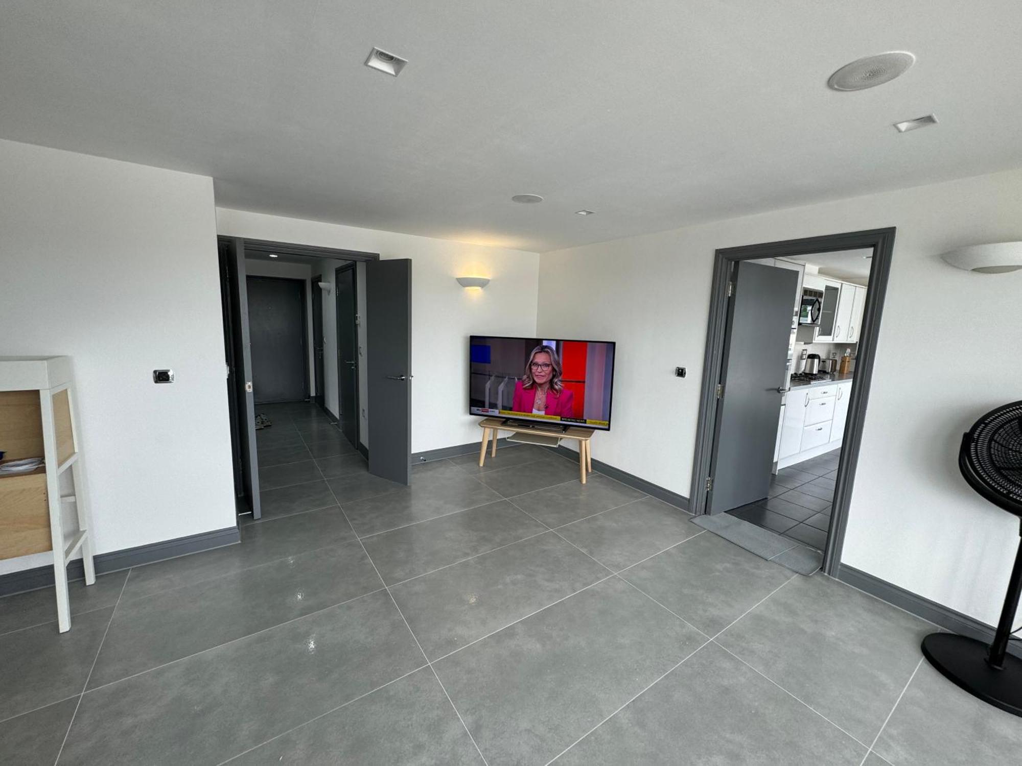 Long Letting - Luxurious 3 Bedroom Penthouse In City Centre - Parking Included! เชมส์ฟอร์ด ภายนอก รูปภาพ
