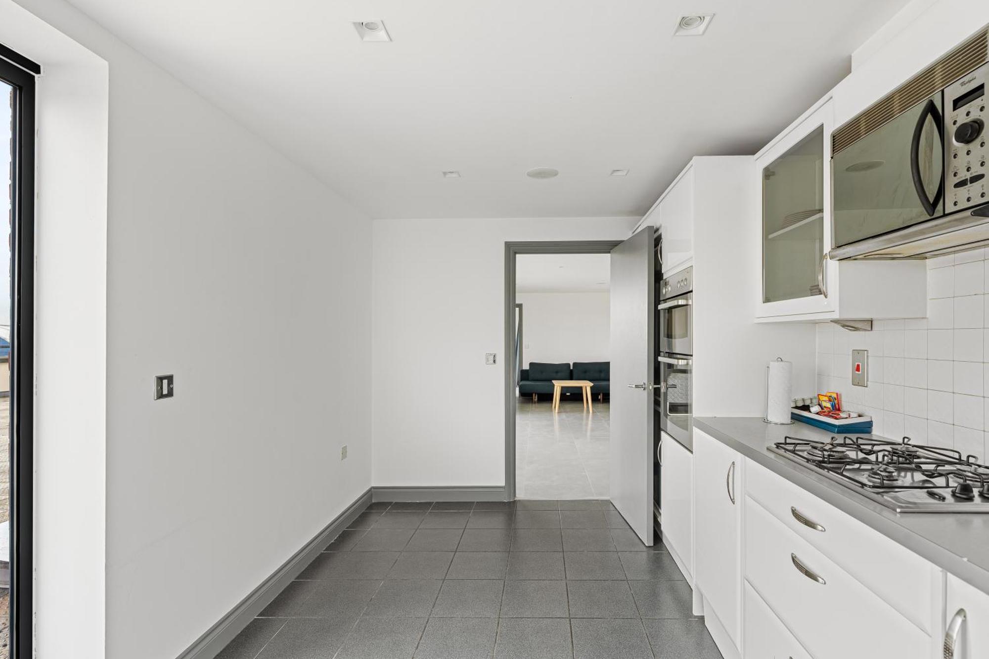 Long Letting - Luxurious 3 Bedroom Penthouse In City Centre - Parking Included! เชมส์ฟอร์ด ภายนอก รูปภาพ