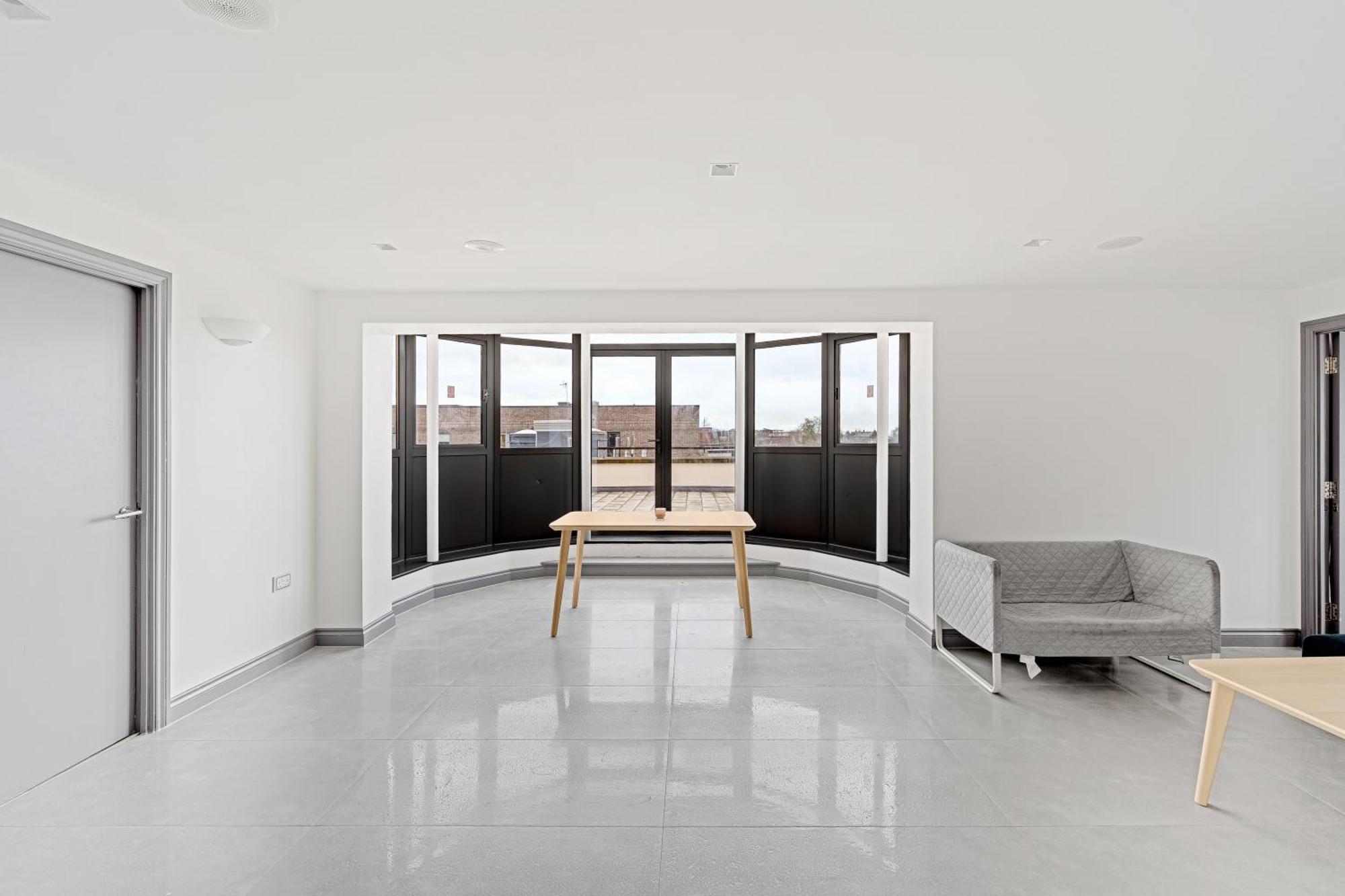 Long Letting - Luxurious 3 Bedroom Penthouse In City Centre - Parking Included! เชมส์ฟอร์ด ภายนอก รูปภาพ