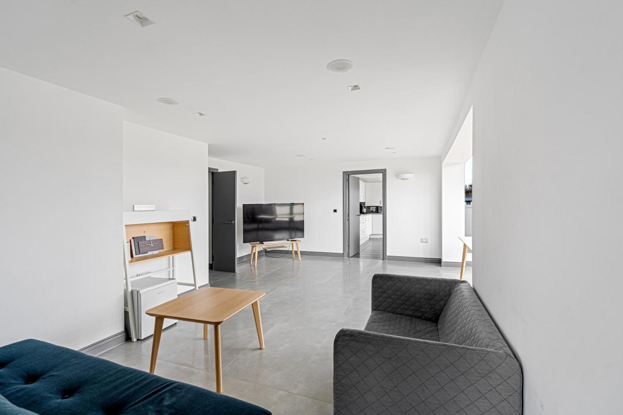Long Letting - Luxurious 3 Bedroom Penthouse In City Centre - Parking Included! เชมส์ฟอร์ด ภายนอก รูปภาพ
