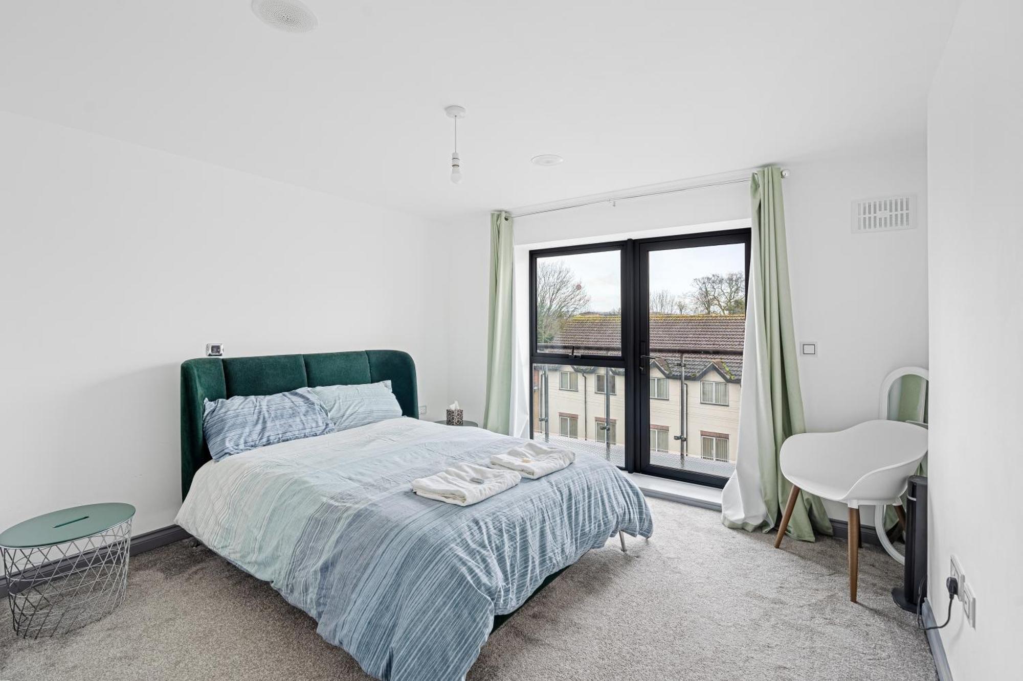 Long Letting - Luxurious 3 Bedroom Penthouse In City Centre - Parking Included! เชมส์ฟอร์ด ภายนอก รูปภาพ