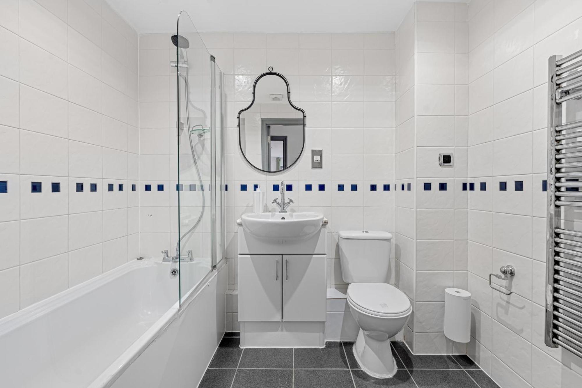 Long Letting - Luxurious 3 Bedroom Penthouse In City Centre - Parking Included! เชมส์ฟอร์ด ภายนอก รูปภาพ